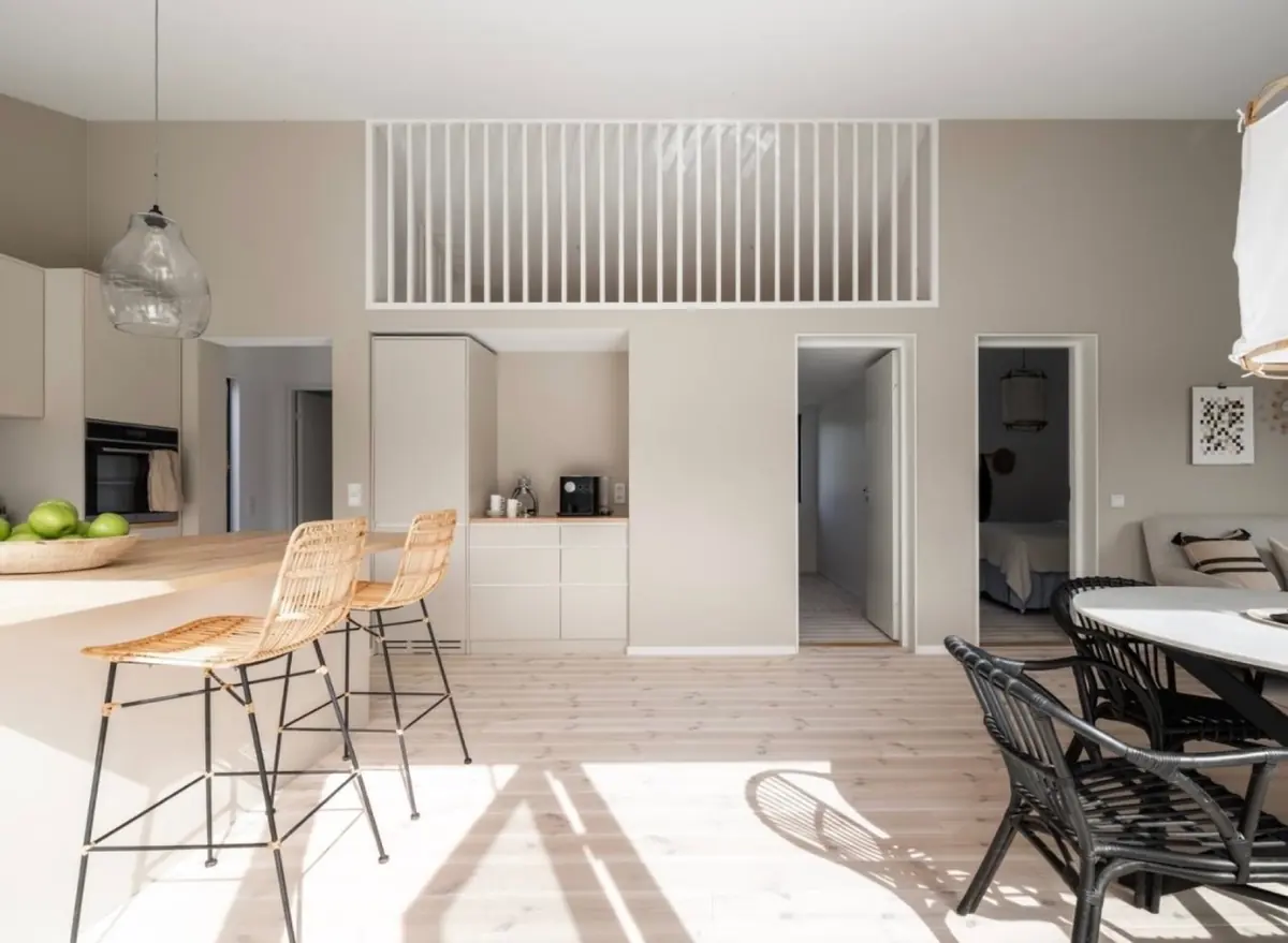 Kök och matplats i ett levererat Fårö 74, öppet upp till nock