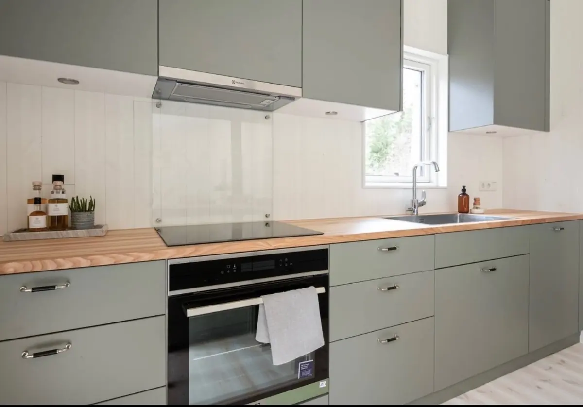 Närbild på massiv träbänkskiva och snickerier i ett Öbo Hus-kök