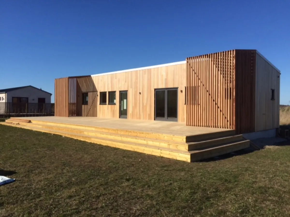 Spaljéer i trä längs fasaden på ett Öbo Hus vid Kronholmen
