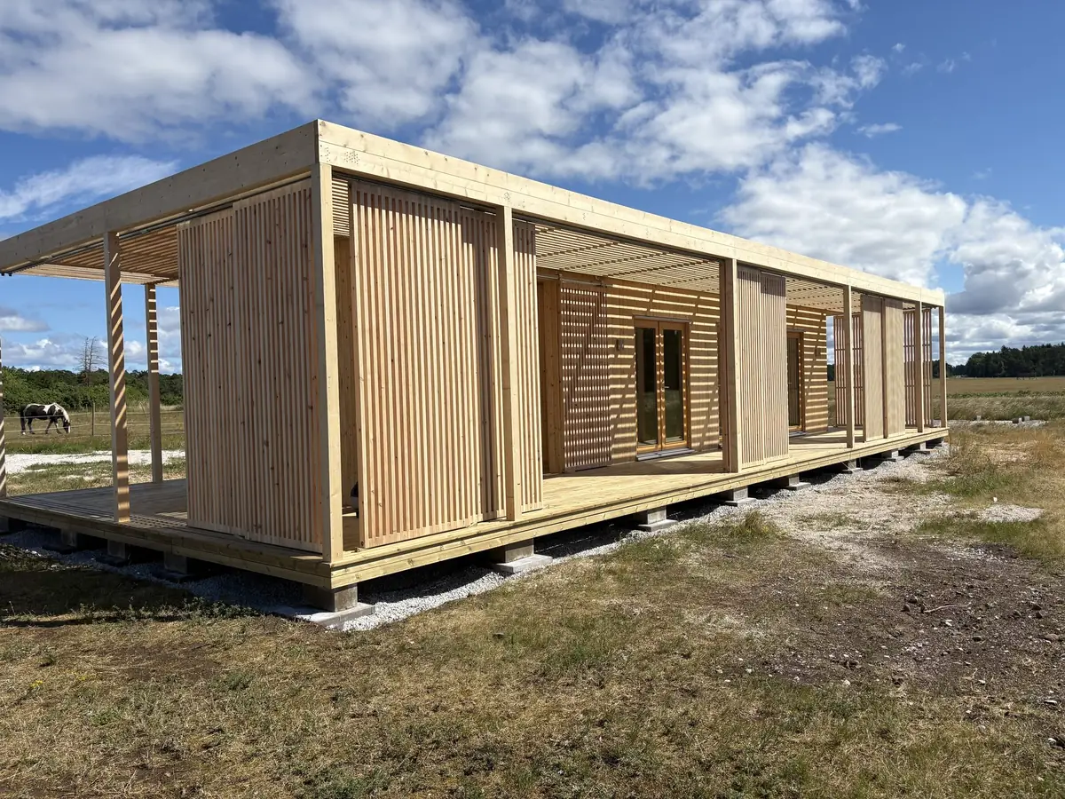 Visningshuset i Visby, ett Nära Naturen 30 med bastu, med spaljéer i ljust trä och altan runt huset