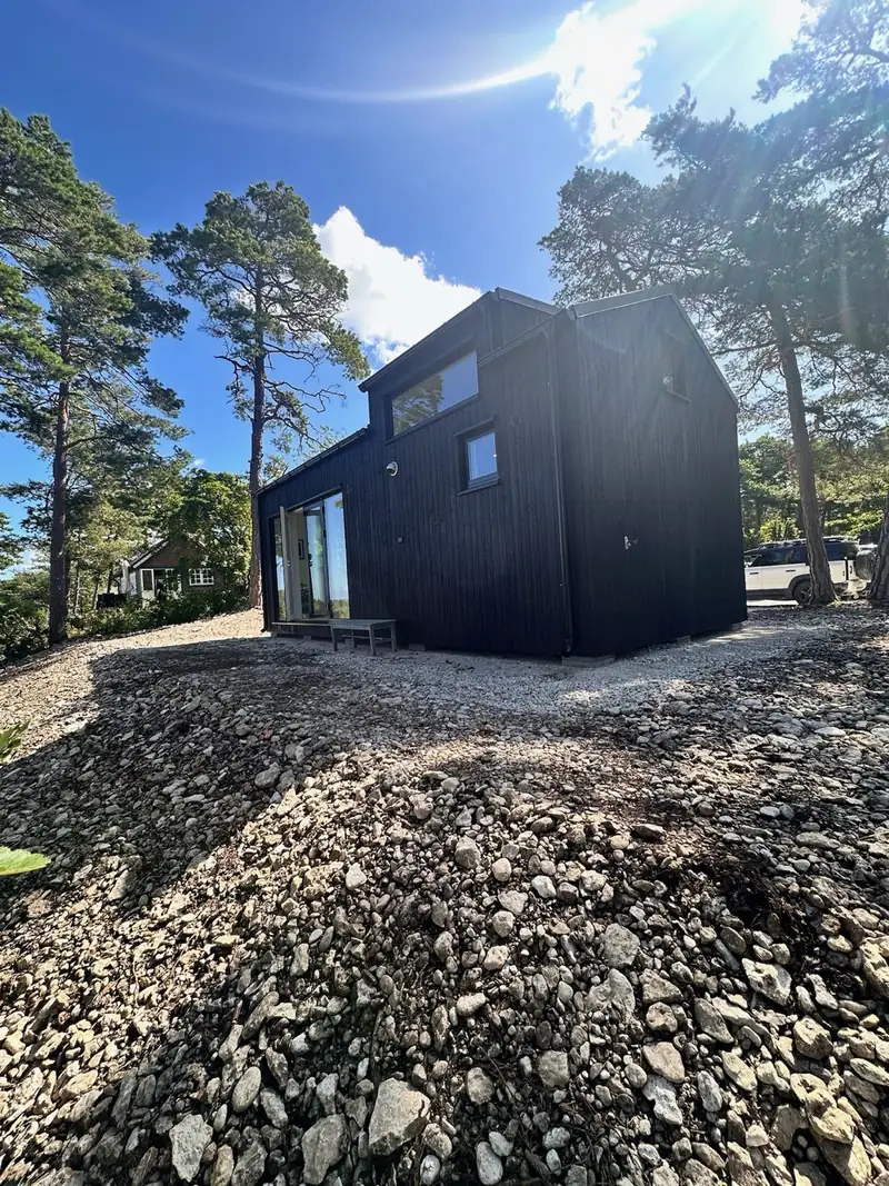 Själsö 30 – specialritat hus i svart trä mellan tallarna